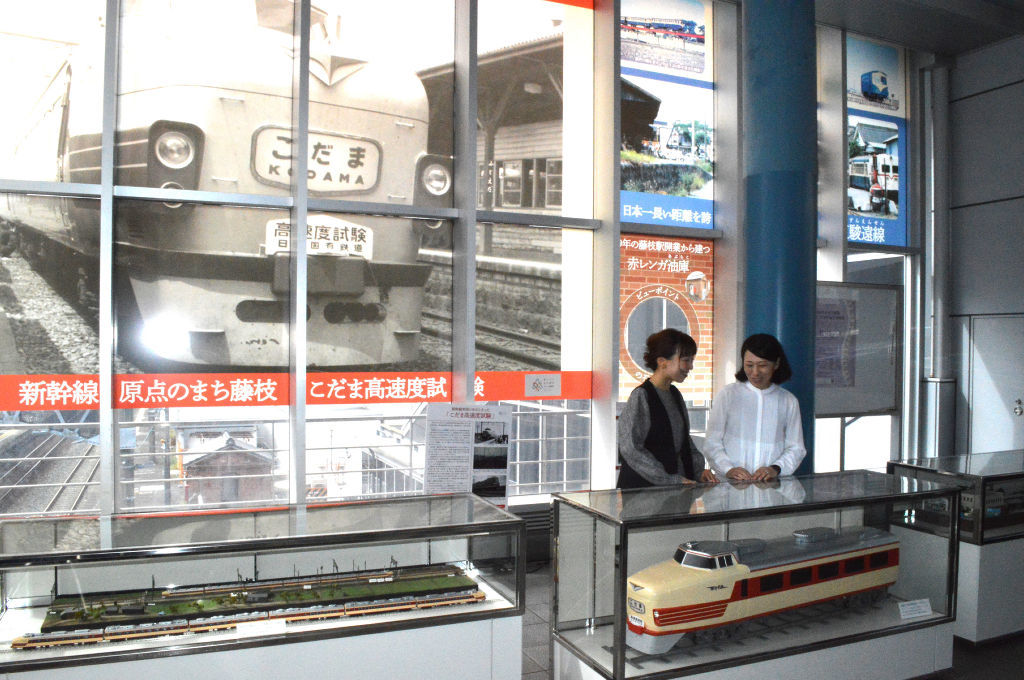 藤枝の鉄道遺産を紹介している展示ブース＝ＪＲ藤枝駅