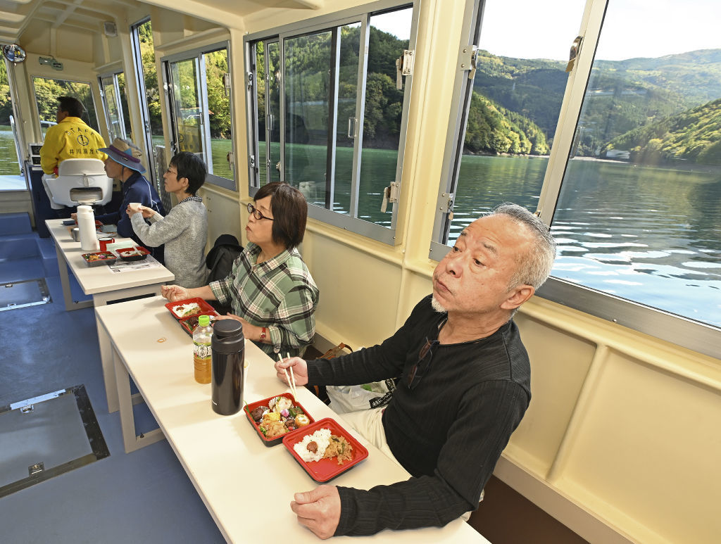景色を楽しみながらランチを楽しむ乗船客＝静岡市葵区の井川湖