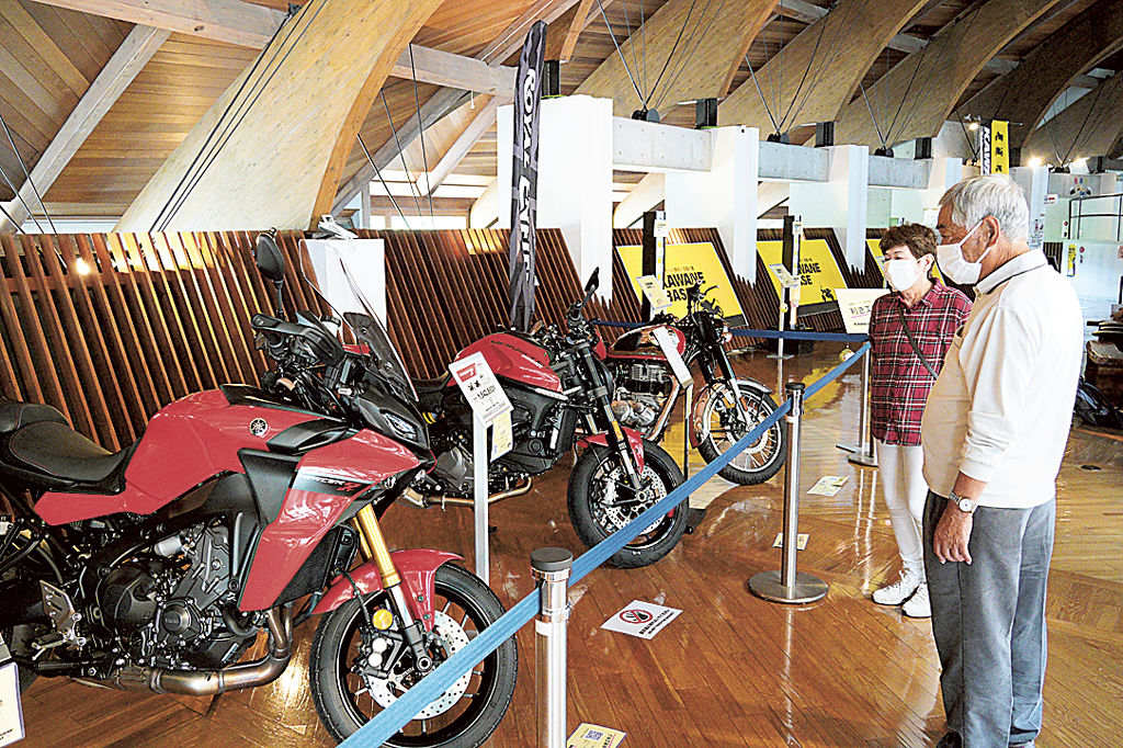 国内外のバイクが並ぶ展示会＝川根本町千頭の音戯の郷