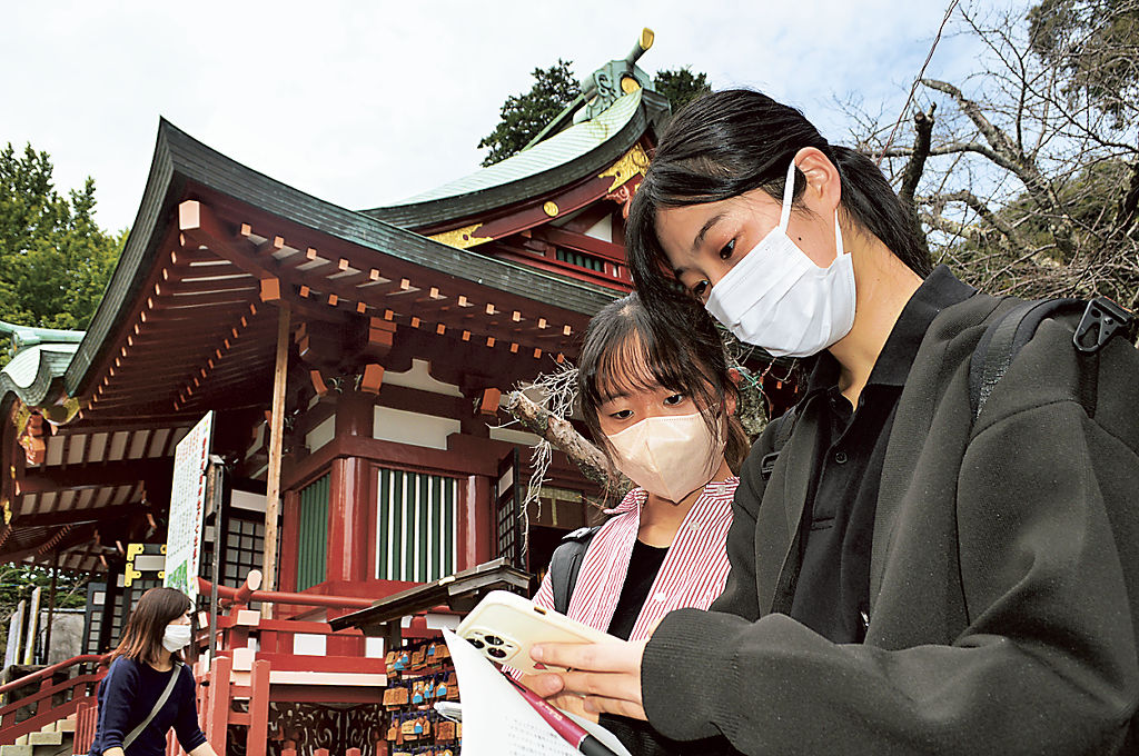 １１月１日に始まるスタンプラリーの現地テストをする学生ら＝静岡市葵区の大歳御祖神社