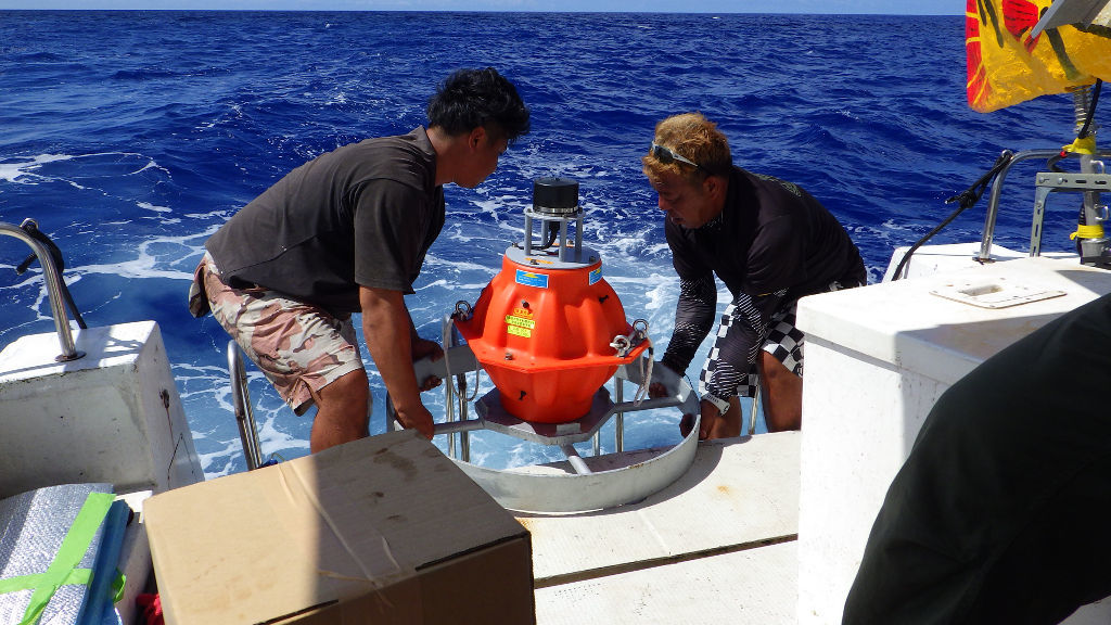 琉球海溝付近に設置された海底観測機器＝６月下旬、沖縄県宮古島沖