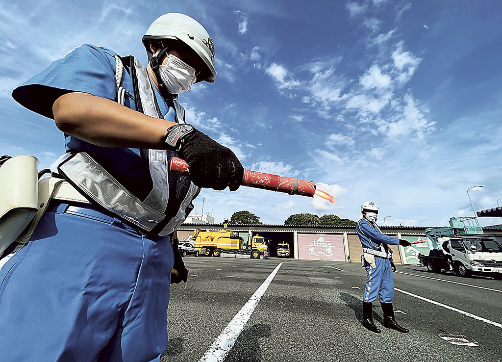 発炎筒の着火訓練を行う県警高速隊員＝１０月上旬、静岡市駿河区