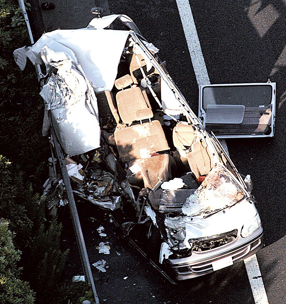 掛川・東名１０人死傷２０年 大事故の危険性、今も 表示板や発炎筒使