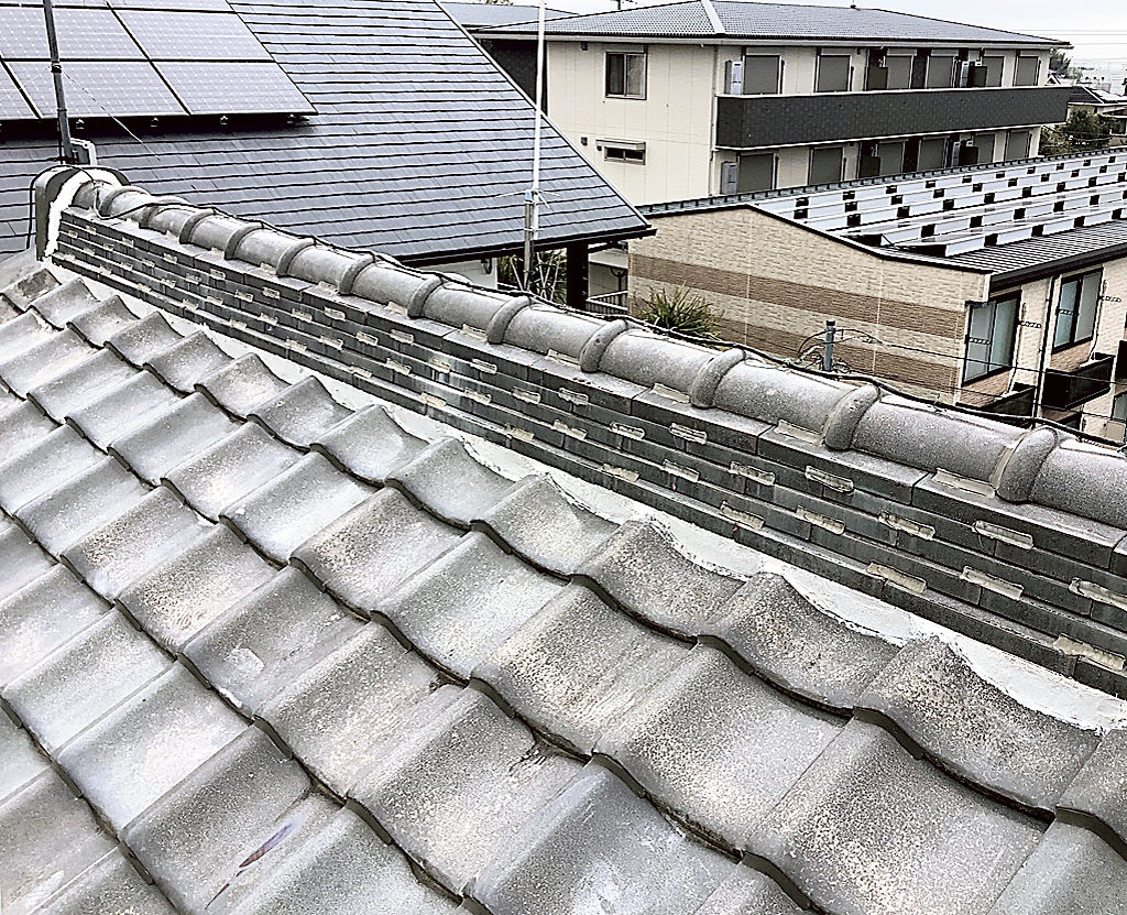グループが修繕工事を施した屋根＝４月中旬、富士宮市（被害者提供）