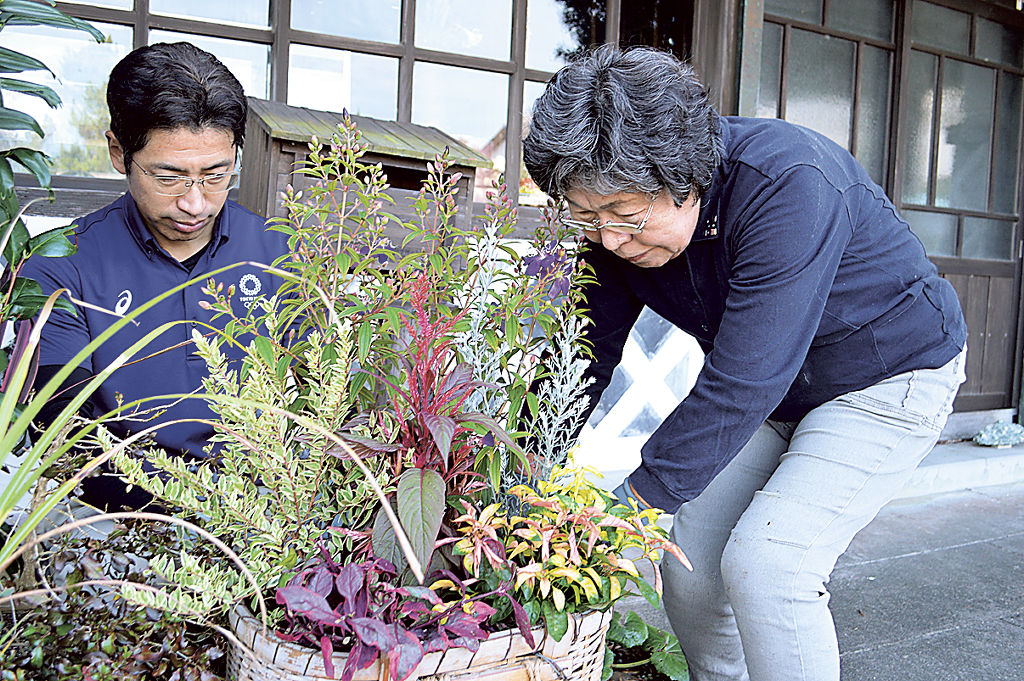 寄せ植えを設置する平野さん（右）ら＝松崎町