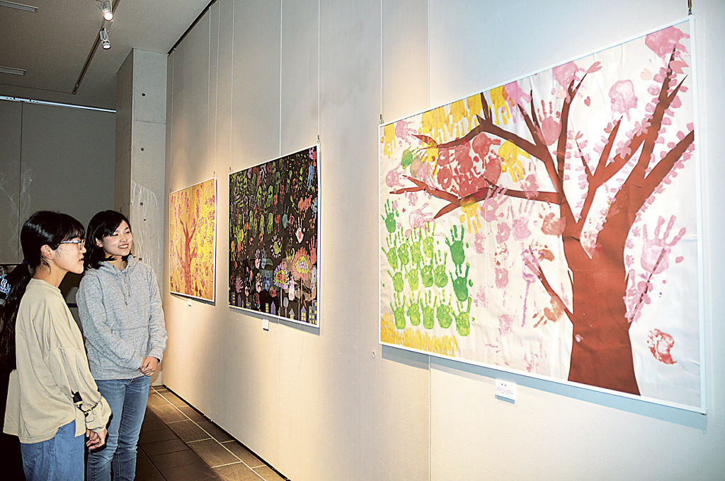 学生と障害のある人が協力して作った手形アートが並ぶ作品展＝浜松市中区の静岡文化芸術大