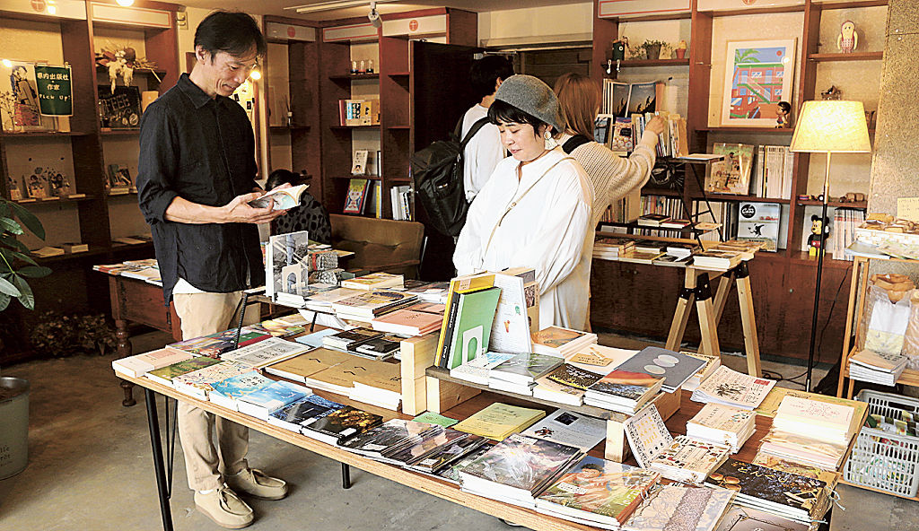 さまざまなジャンルの作品が集まった「静岡文学マルシェ」＝焼津市の「プレイボール！カフェ」