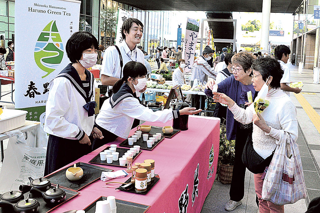春野茶を急須で入れてＰＲする生徒たち＝浜松市中区の市ギャラリーモール・ソラモ