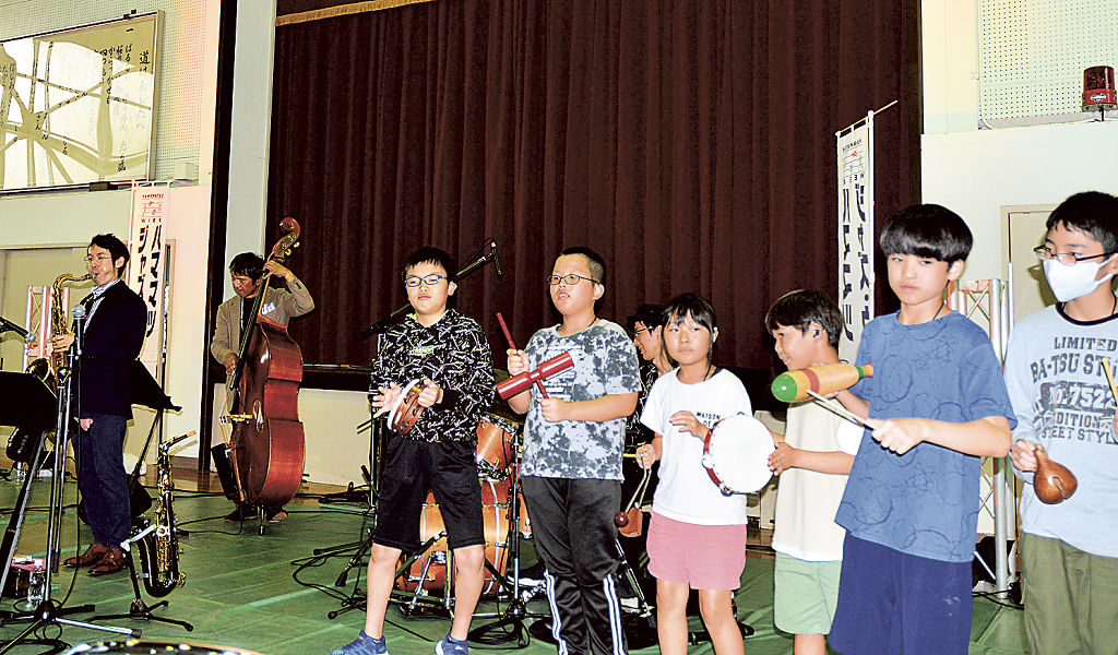 楽器を持ってジャズセッションする児童＝浜松市中区の浜松聴覚特別支援学校