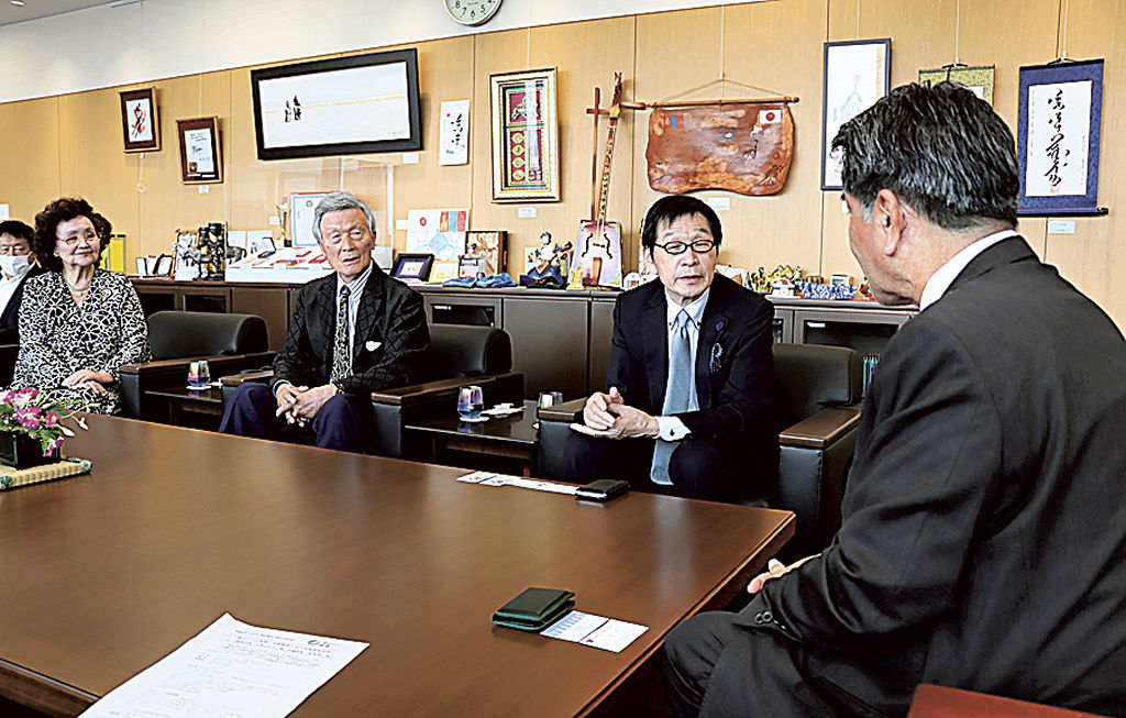 全国発売を報告する若草さん（右から２人目）＝焼津市役所