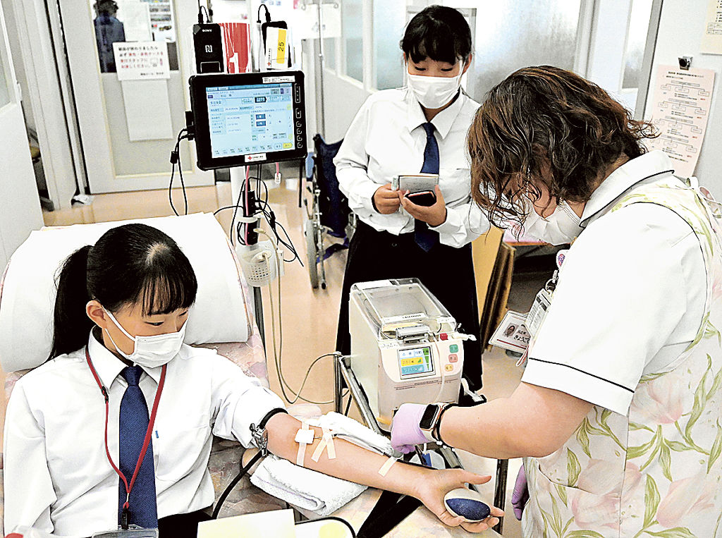 実際に献血を体験する生徒＝静岡市葵区