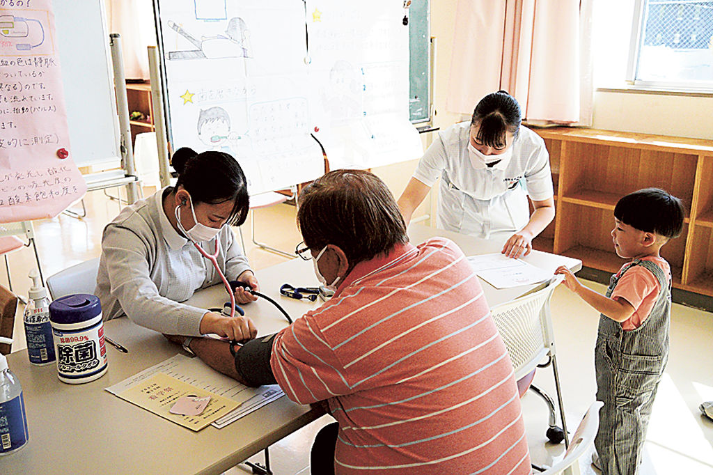 血圧などを測った健康診断コーナー＝島田市立看護専門学校