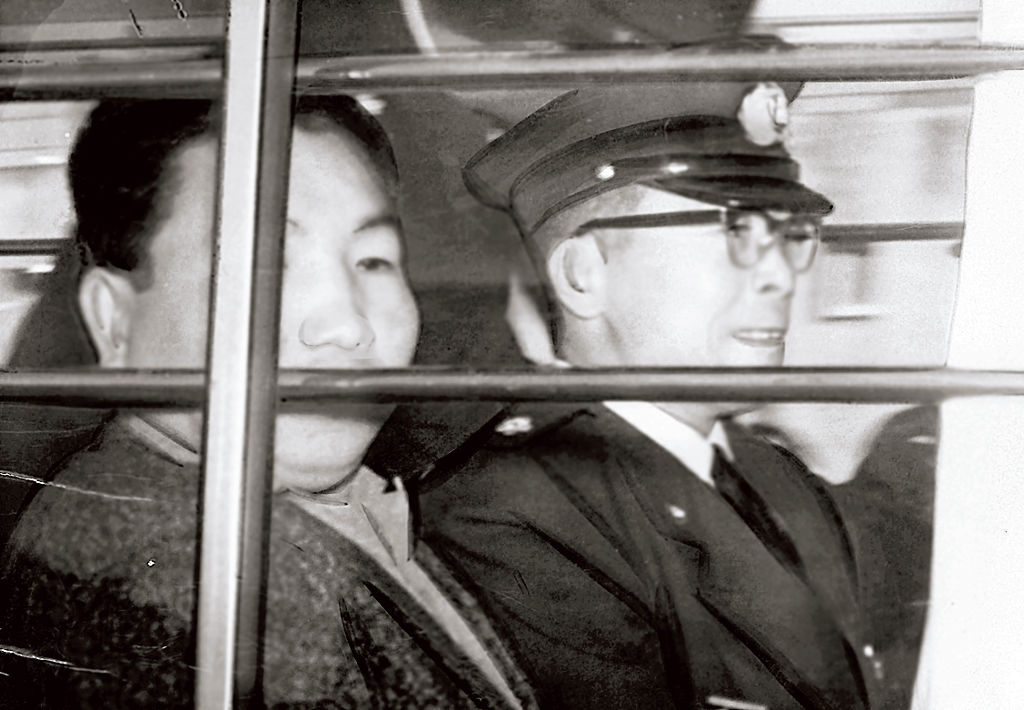 静岡地裁での初公判に向かう袴田巌さん。「私はやっていません」と起訴内容を全面的に否認した＝１９６６年１１月１５日（画像の一部を加工しています）