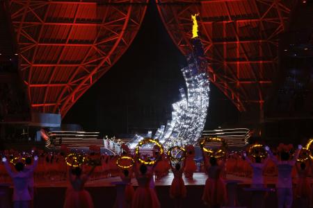 杭州アジアパラ大会の開会式で点火された聖火＝２２日、杭州（共同）