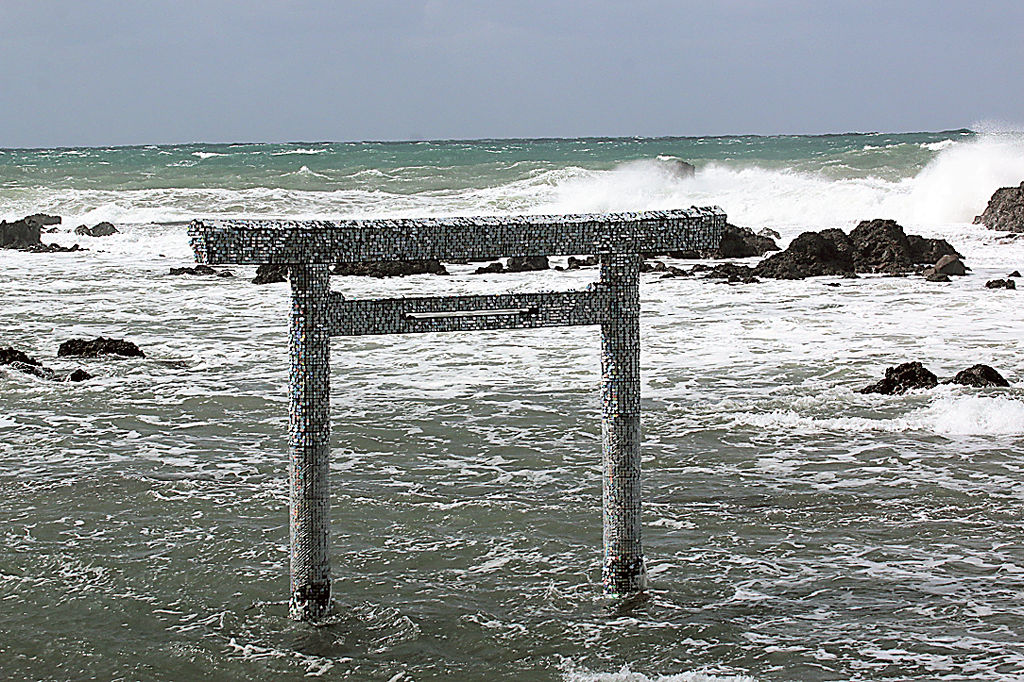 白い波が打ち寄せる海に建てられたスパンコールの門。ファイグ・アフメッドさん（アゼルバイジャン）の「自身への扉」