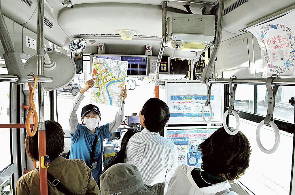 コミュニティバスを使って町内を周遊したツアー＝長泉町