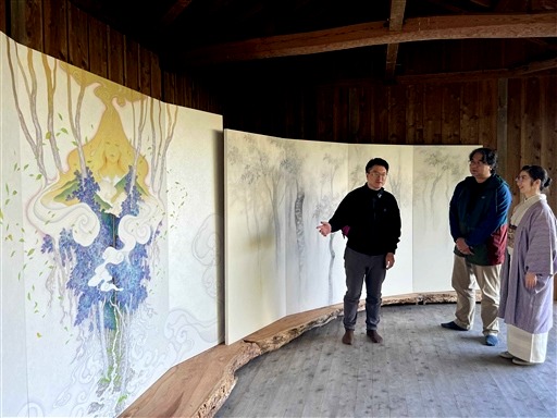 ミヅハノメが描かれた日本画と、解説する住さん（左）＝伊豆市の貴僧坊水神社