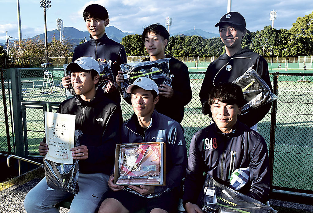 （上）男子Ａで２連覇を果たしたＡ．Ｓ．Ａ．Ｉのメンバー（下）女子で４連覇を達成したアオヤマクラブのメンバー＝いずれも草薙庭球場