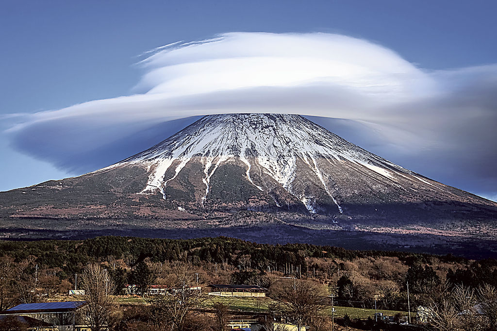 すごい富士山写真「笠雲」（２０２１年２月１日、富士宮市の朝霧高原）
