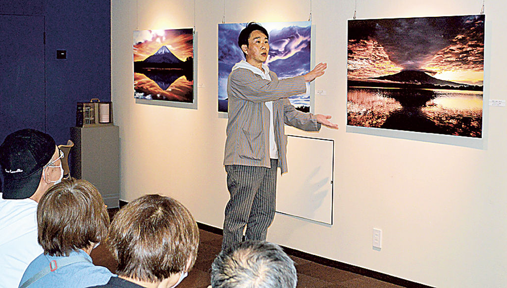 来館者を前に自身の「すごい富士山」作品について話す橋向さん＝静岡市駿河区の駿府博物館