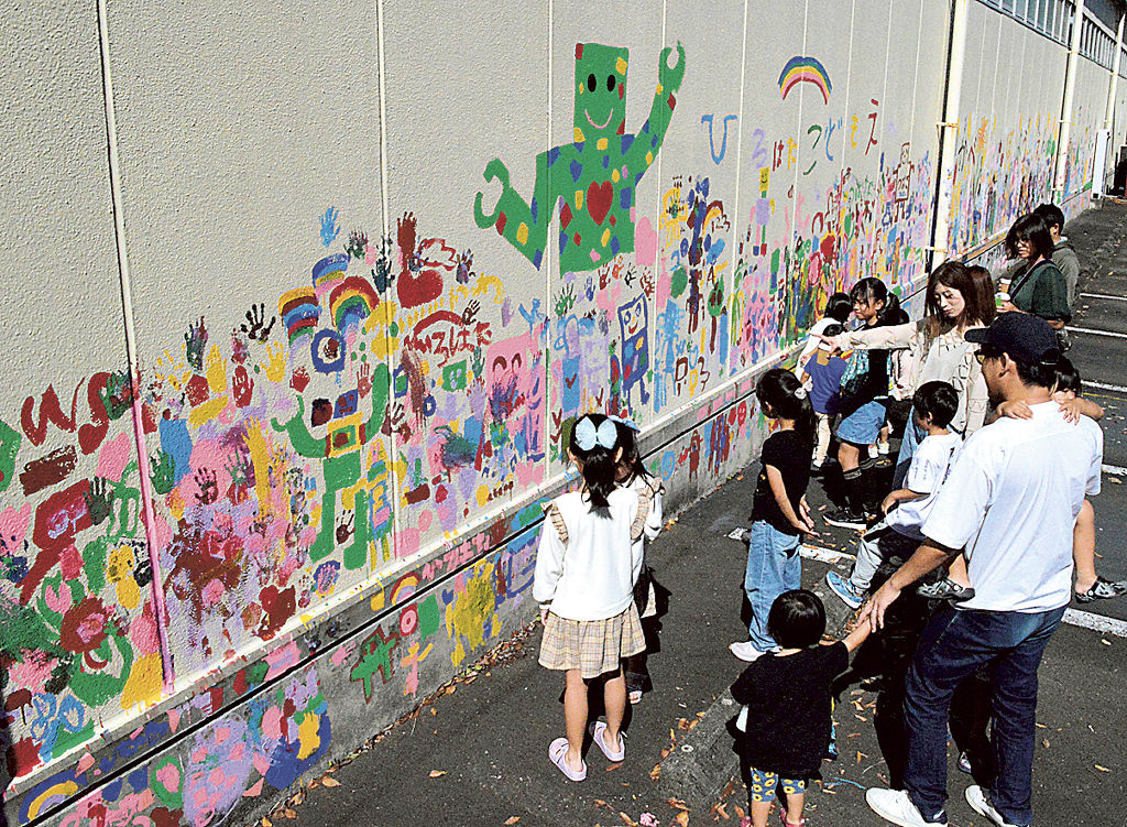 １１月解�体の工場外壁　みんなでお絵描き　「もったいない」出来　藤枝・マルタカテクノ６０周年｜あなたの静岡新聞