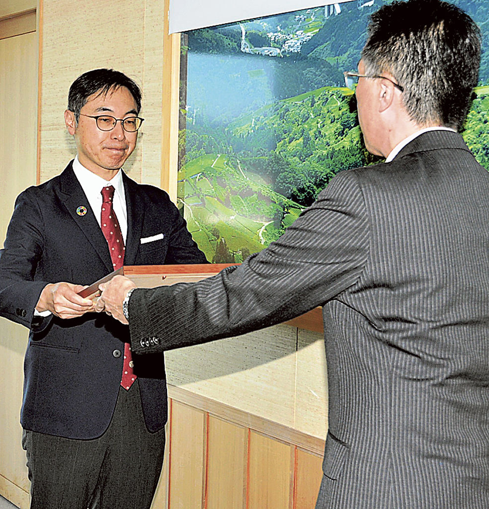 表彰状を受ける久保田市長（左）＝掛川市役所