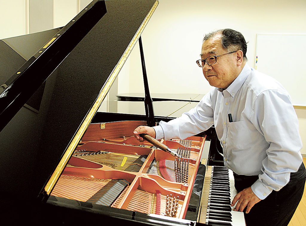 多くのピアノ調律師の育成に当たってきた中田吉彦さん＝１０月中旬、掛川市のヤマハピアノテクニカルアカデミー