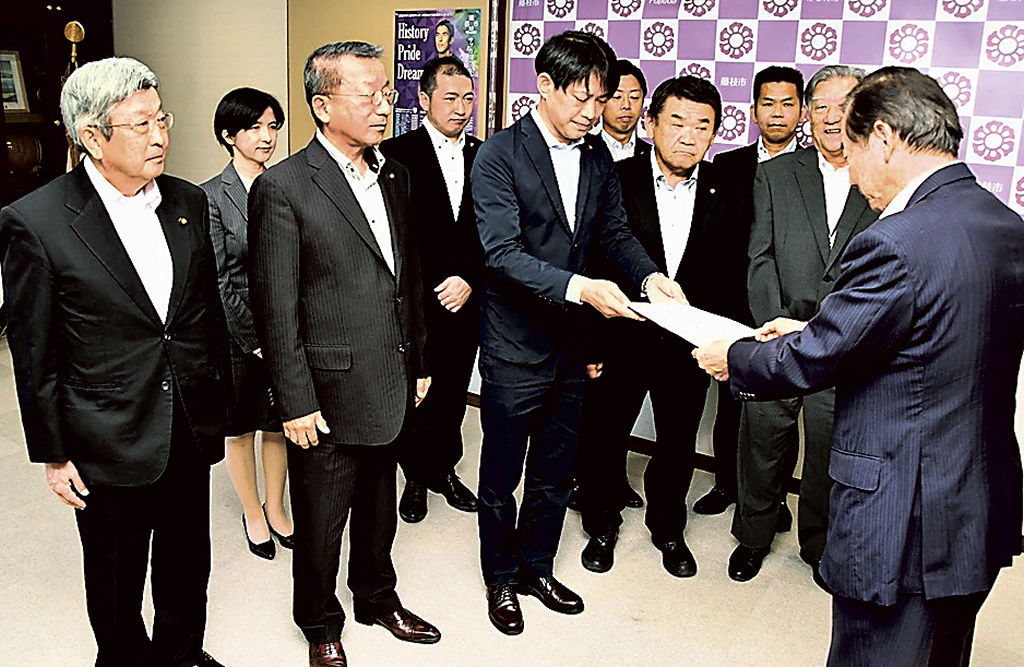 北村藤枝市長（右）に要望書を提出する藤新会のメンバー＝市役所