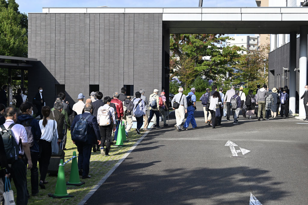 傍聴券を求めて列をつくる人たち＝２７日午前８時２３分、静岡市葵区の静岡地裁