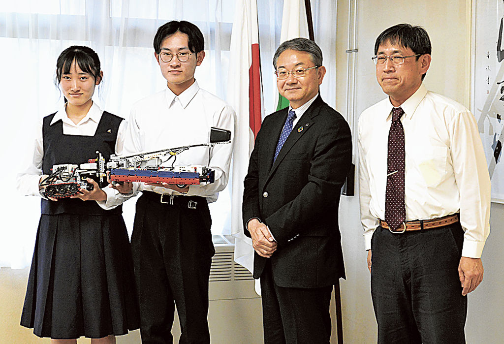 中野市長（右から２人目）に国際大会での４位入賞を報告する佐治由洋さん（同３人目）と愛美さん（左）＝浜松市役所