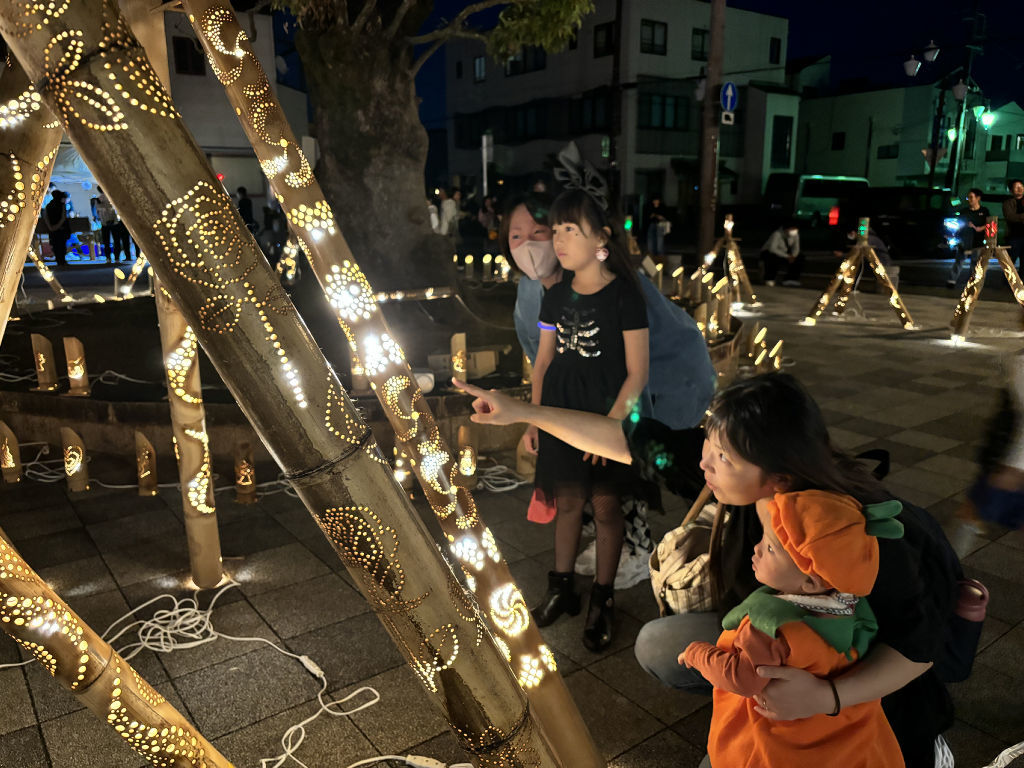 やわらかな光を放つ竹灯籠＝菊川市堀之内のきくる広場