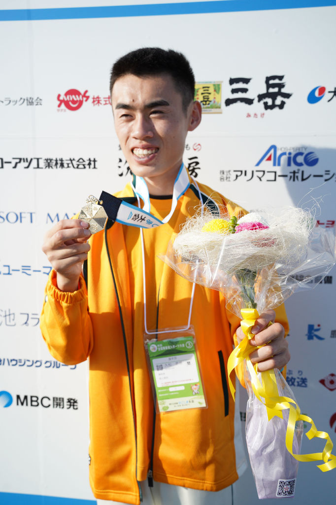 少年男子１５００メートルで初優勝した久松昴琉