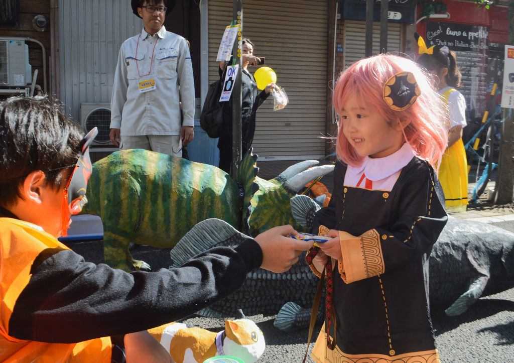 小学生らが仮装して菓子を配ったパレード＝富士市のＪＲ富士駅北口周辺