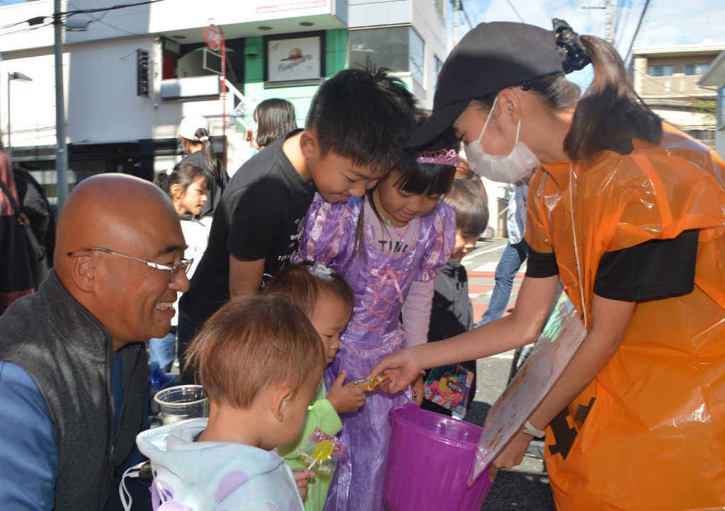 生徒らが仮装して菓子を配ったパレード＝富士市のＪＲ富士駅北口周辺