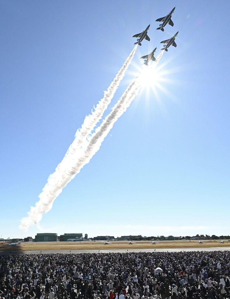 曲技飛行を披露するブルーインパルス＝２９日午後、浜松市西区の航空自衛隊浜松基地