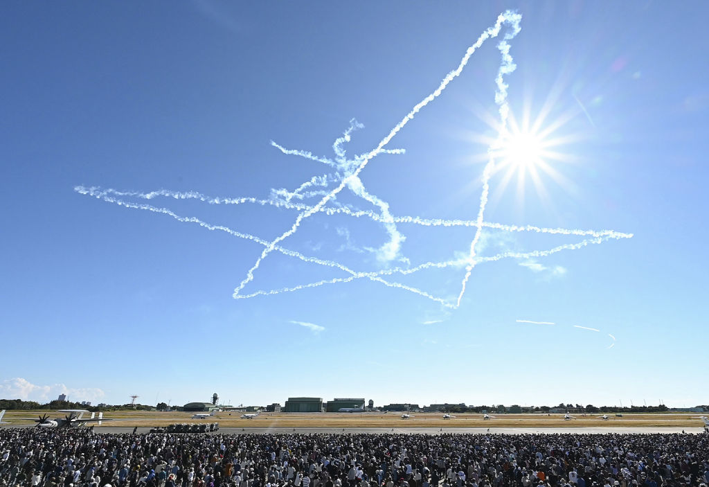 ブルーインパルスが青空に描いた巨大な星＝２９日午後、浜松市西区の航空自衛隊浜松基地
