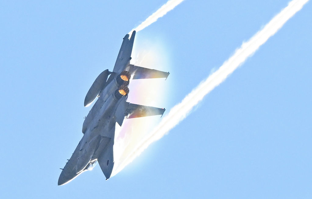 迫力のあるフライトを披露するＦ１５＝２９日午前、浜松市西区の航空自衛隊浜松基地