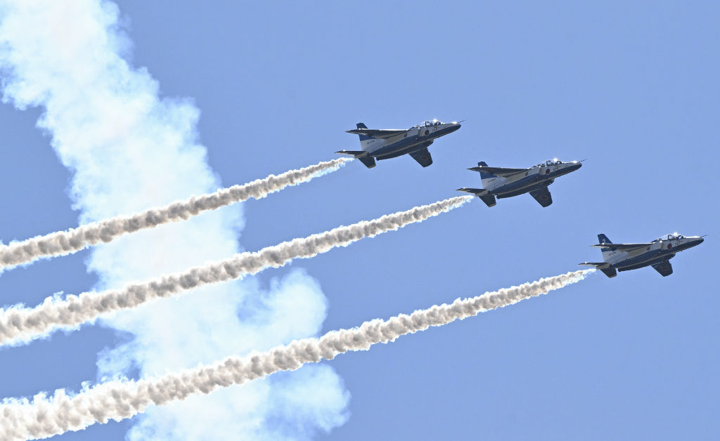 スモークを噴き出しながら飛行するブルーインパルス＝２９日午後、浜松市西区の航空自衛隊浜松基地