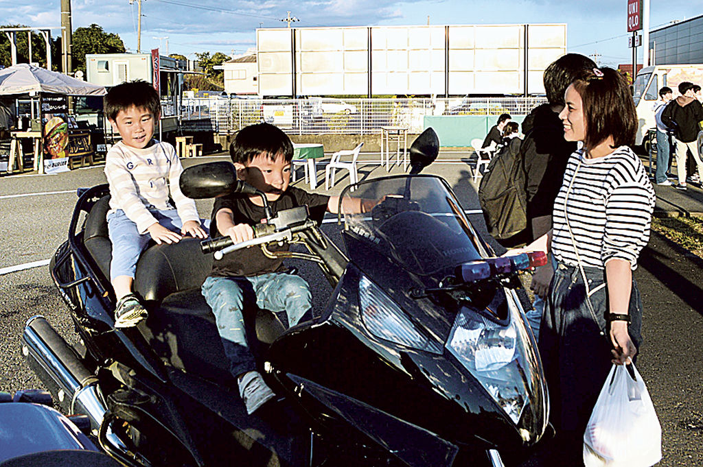 教習用のバイクにまたがる子どもたち＝掛川市大池の掛川自動車学校