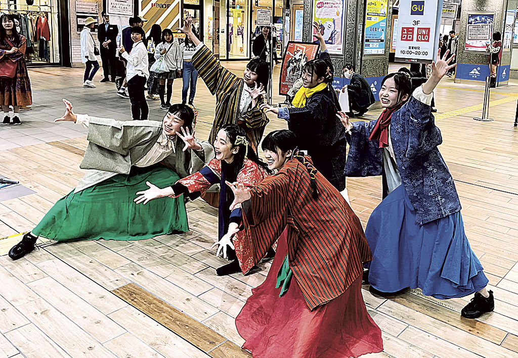ハロウィーンにちなんだダンスパフォーマンスを披露する宮城嶋さんと仲間たち＝ＪＲ静岡駅