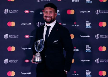 ワールドラグビー年間表彰式で、男子の年間最優秀選手を手に笑顔のニュージーランド代表のナンバー８、サベア＝２９日、パリ（ロイター＝共同）