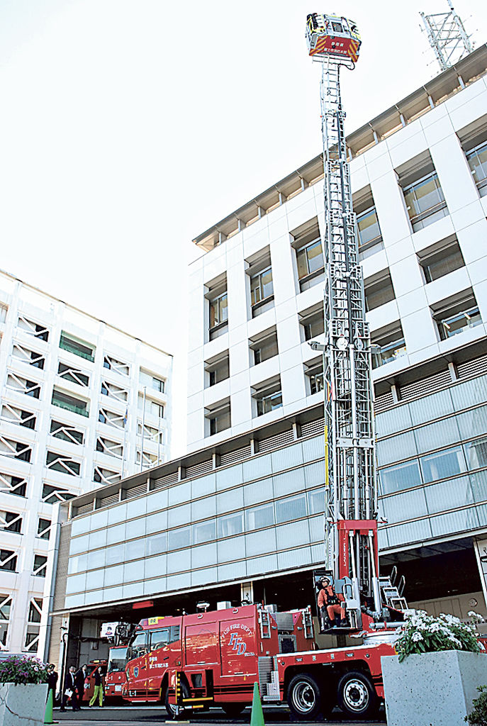 ２０年ぶりに更新した先端屈折はしご付き消防車＝富士市の消防防災庁舎