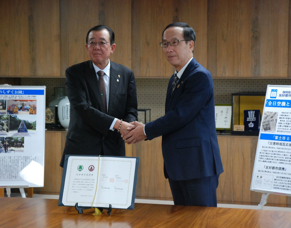連携の強化を確認した小長井市長（右）と猿子町長＝富士市役所