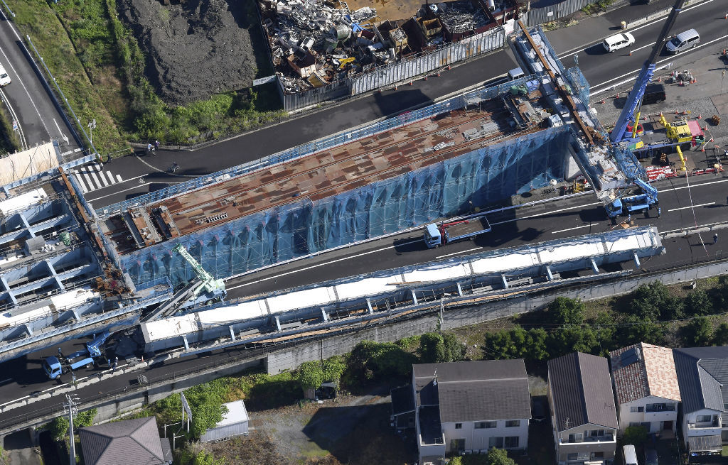 重さ約１４０トンの橋桁が落下した事故現場＝７月６日午前、静岡市清水区尾羽（本社ヘリ「ジェリコ１号」から）