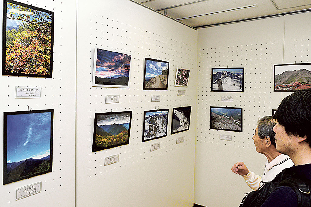 自然豊かな南アルプスの写真が並ぶ会場＝静岡市役所市民ギャラリー