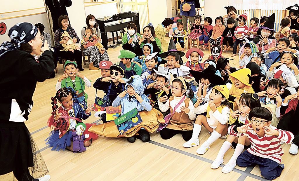仮装姿でハロウィーン行事を楽しむ園児たち＝静岡市葵区の新間杉の子幼稚園