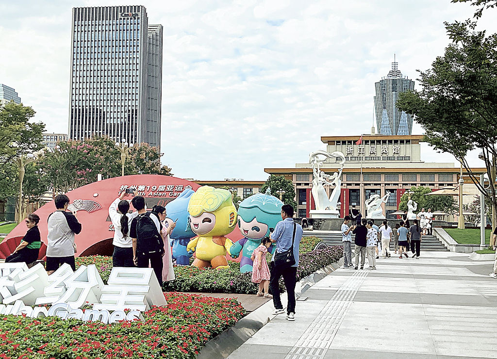 国慶節に合わせた大型連休中、市民が憩う広場。右奥の展示施設では「“八八戦略”実施２０周年」と銘打った記念展が開かれていた＝１０月上旬、杭州市