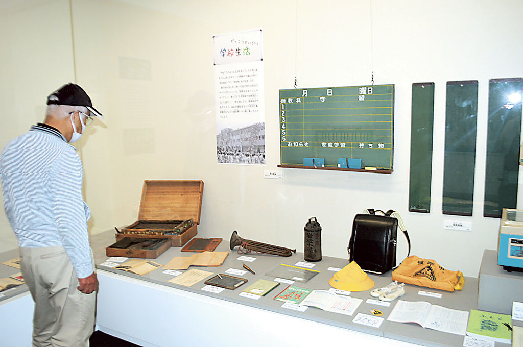 かつての学校の教材や道具を紹介する企画展＝富士市の富士山かぐや姫ミュージアム