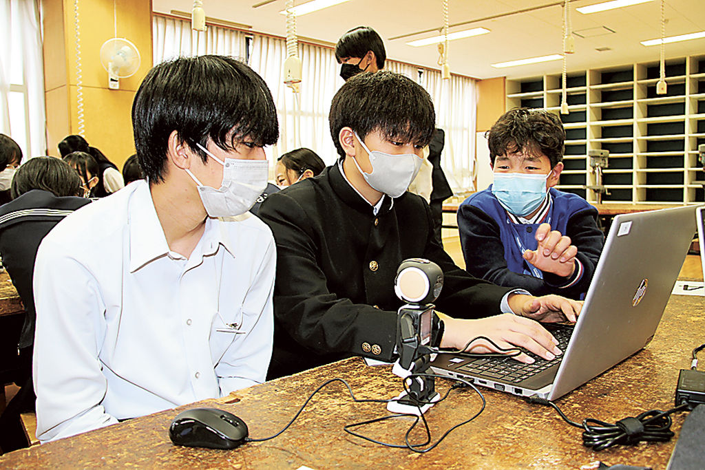 ロボットをパソコンでプログラミングする授業に臨むモンゴル学生親善使節の学生（右）＝島田市の島田第一中