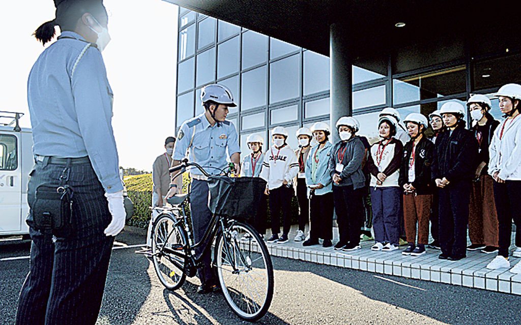 自転車の走行ルールについて学ぶ技能実習生ら＝吉田町の日本ハムファクトリー静岡工場